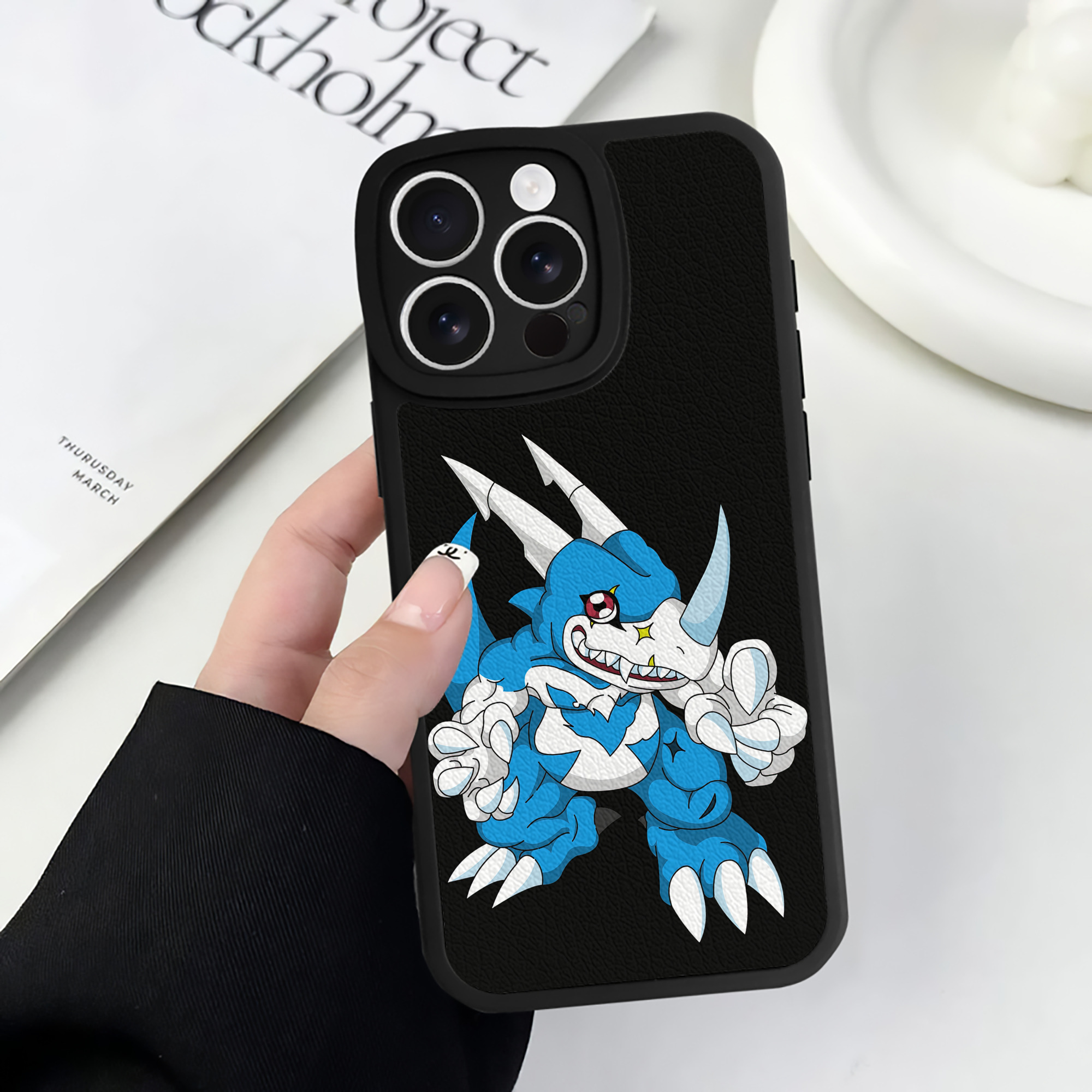 （画像用） Digimon デジタルモンスター/デジモン 【iPhone 16シリーズ対応】シリコンスマホケース（レザー調） 材質：シリコン